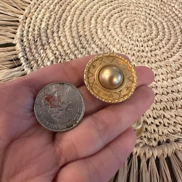 CAROLEE Vintage Chunky Gold Tone Faux Pearl Clip Earrings - Picture 5 of 6